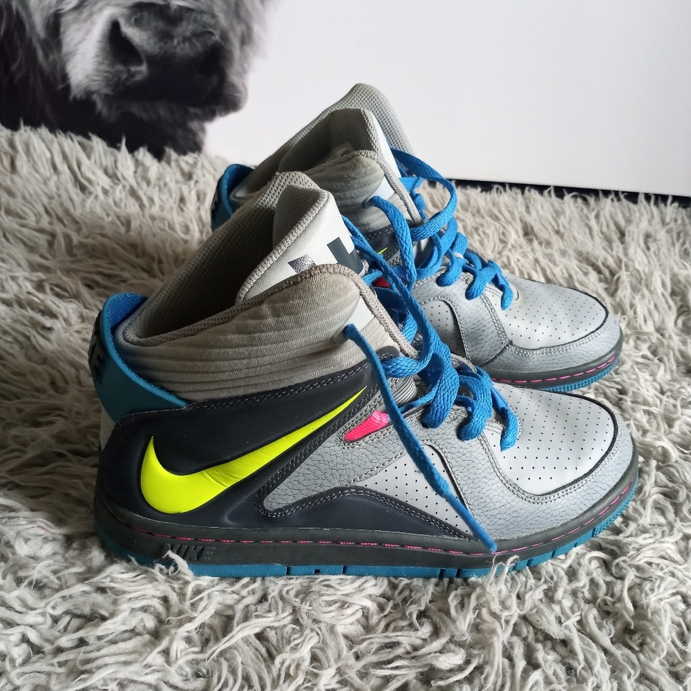 Nike Court Invader Sneakers. Size 6